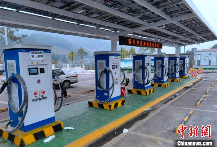 “大熊猫”主题文化服务区即将投运的新能源充电站，其顶棚采用光伏发电玻璃。　刘忠俊 摄