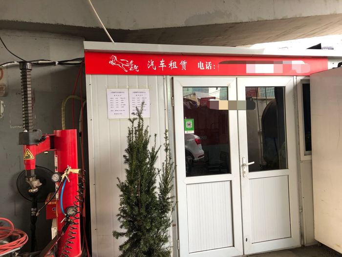 大望桥桥下有洗车店藏身于此。摄影/新京报记者 罗晓静