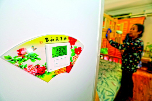 ▲12月15日，石家庄某小区居民家中，室温采集装置实时监测室内温度，并上传至供热管理中心智能化管理平台。新华社发（梁子栋摄）