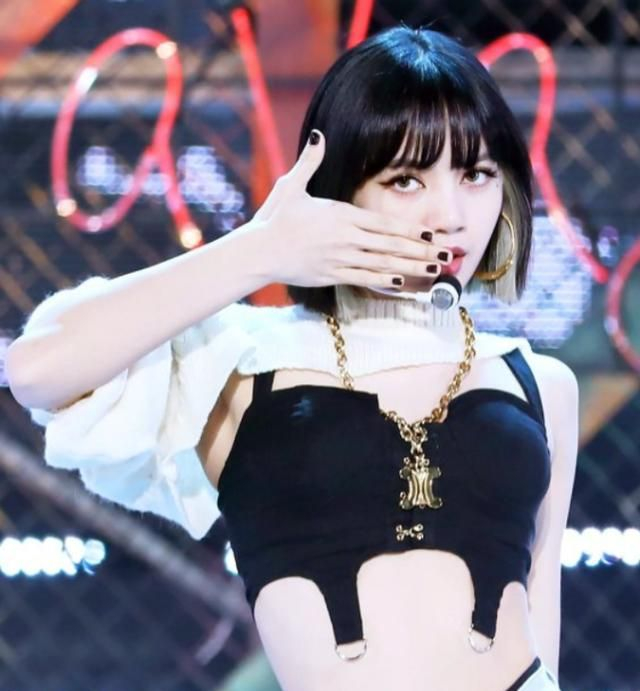 不信Lisa身材被上帝吻过?当她“内衣外穿”扭腰时,男粉都沸腾