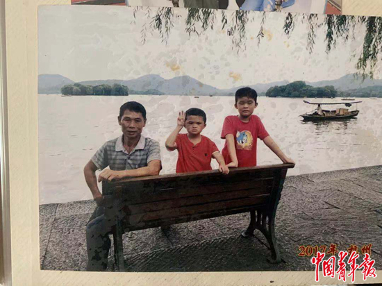 范小勤走红后，父子三人被一家企业接到杭州游玩。