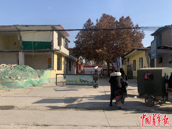 范小勤在石家庄一所小学就读，校门口陆续有家长接孩子放学。