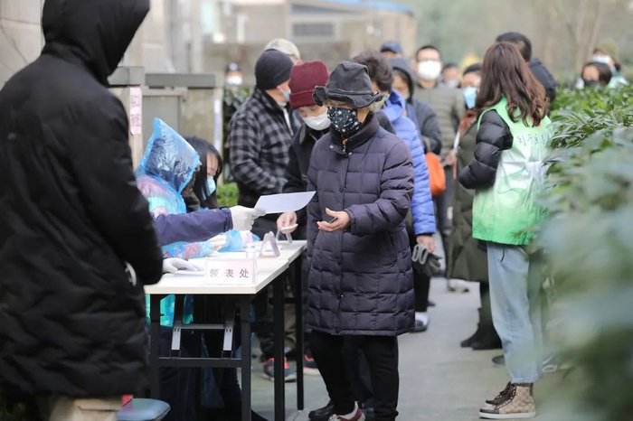 ▲ 年初，上海康城小区，居民依次排队进行购买口罩的预约登记（资料图）