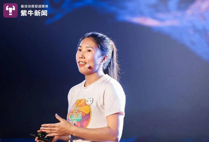 孙玲在参加TED演讲，分享自己的故事