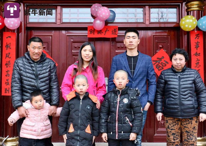 孙玲与家人们的合影