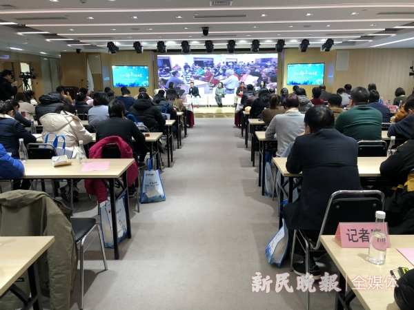图说：上海市首个面向居民、物业、社区居委会的大型加梯工作对接会现场。江跃中 摄