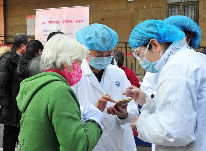▲ 仁济医院实行全预约就诊，医护人员现场为患者排忧