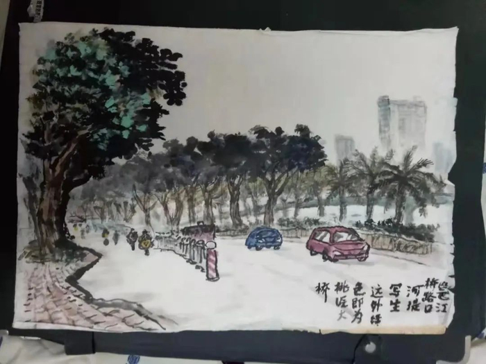 △老人提供自己画的河堤写生图，猜测小狗送人的地点