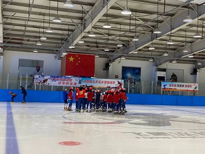 丰台区短道速滑队在训练中。