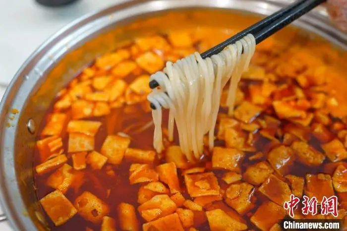 资料图：正在煮制的螺蛳粉。王以照 摄