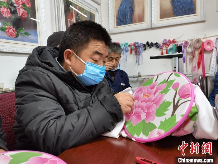 图为残疾人爱心超市公益坊学员正在认真刺绣。　祁增蓓 摄