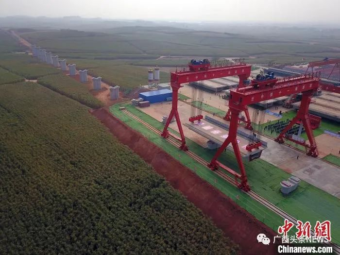 南玉高铁架梁现场。蒋雪林 摄