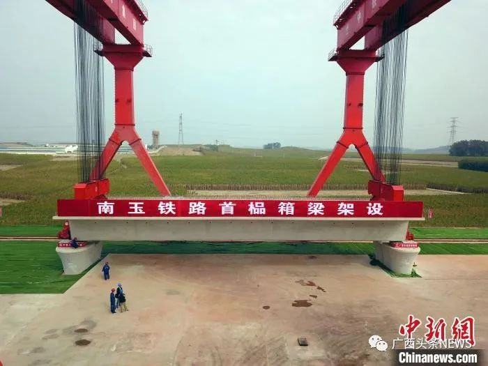 架梁现场。蒋雪林 摄