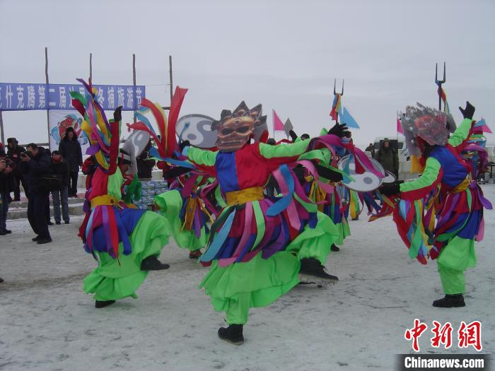 图为祭湖仪式。　赤峰市文化和旅游局供图