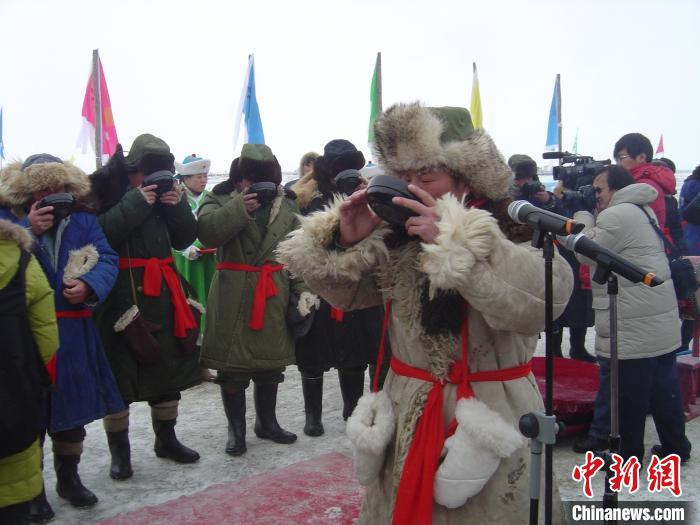 图为祭湖仪式。　赤峰市文化和旅游局供图