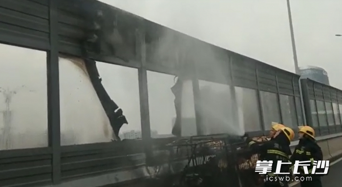 消防员灭火现场。视频截图