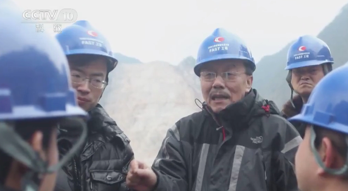 工作中的南仁东。图源：纪录片《南仁东 逐梦天眼》