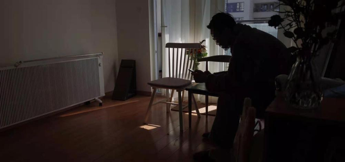 小周在客厅。而他因为熬夜，免疫力持续下降，身体出现问题。郑子愚摄