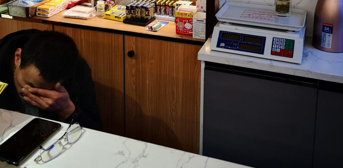 郎父对此事感到心烦。他坐在收银台里椅子上，以手拂面按摩着眼眶。