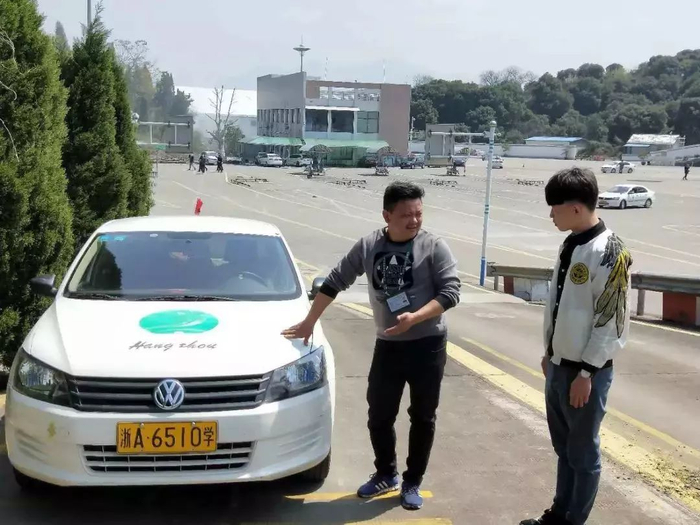 驾校教练:你们喜欢什么样的教练?驾校学员:我们喜欢不凶不吼的