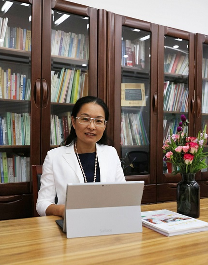 图说：上海市风华初级中学校长、特级校长堵琳琳  校方供图（下同）