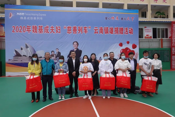 图为魏基成“天籁列车”向镇雄县捐赠棉被