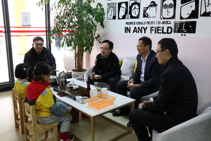 图为何剑波、王奇与幼儿们座谈交流
