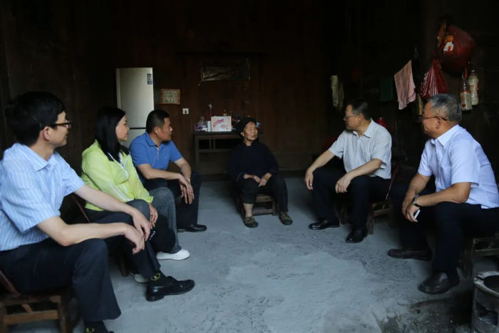图为宁和球一行深入楠木冲村调研脱贫攻坚工作