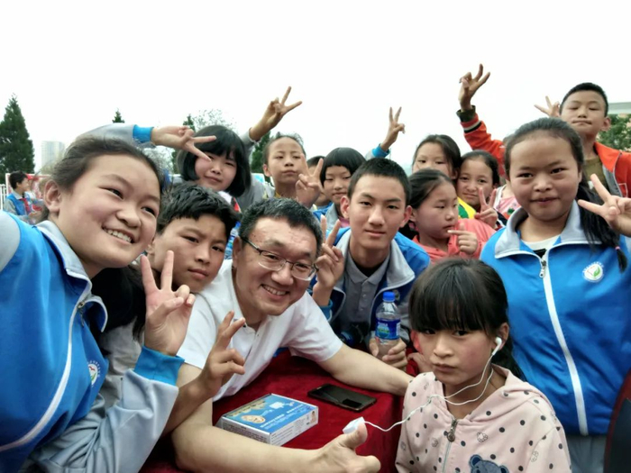 图为王岷岐分享学生们的喜悦