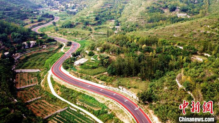 图为“太行天路”。　段建斌 摄