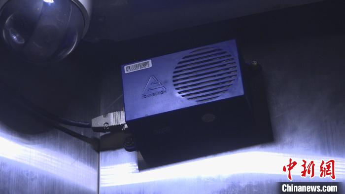 电梯中的语音播报器 康玉湛 摄