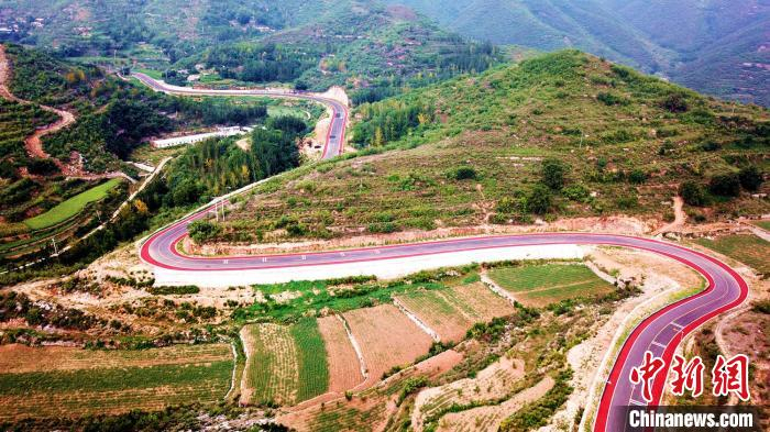 图为“太行天路”。　段建斌 摄