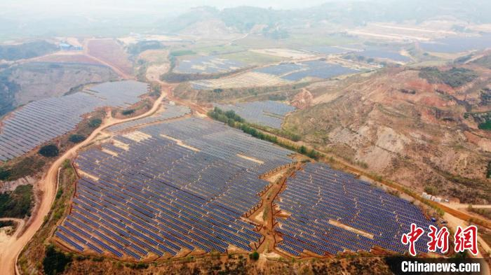 交口县是典型的资源型经济县，当地将露天采矿区域全部调整为风电、光伏项目用地。吕梁市交口县新闻办供图