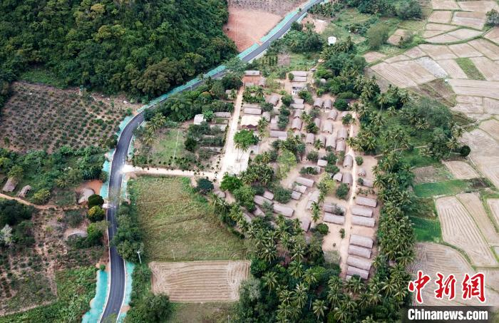     图为崭新的沥青路修到白查村村口。　林士杰　摄