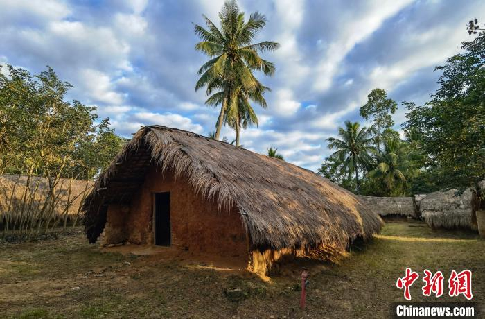图为海南省东方市江边乡白查村黎族船型屋。　尹海明 摄