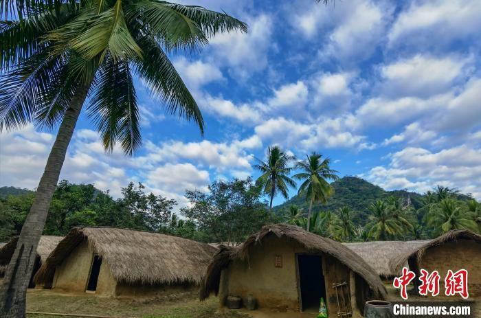 图为白查村黎族船型屋。　尹海明 摄