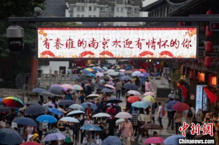     夫子庙秦淮风光带风景名胜区一直都是古都南京闻名于海内外的名胜，然而多年来的治理落后和过于商业化，也让该处景区被游客诟病“俗”而“乱”。　泱波　摄