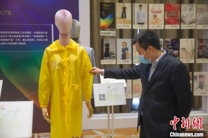 从“煤”到“布”，煤省山西积极布局纺织新材料产业链。　张云 摄