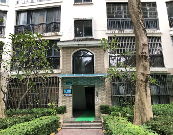 张家慧家所在楼梯间红地毯被撤后留下的痕迹。新京报记者曾金秋摄