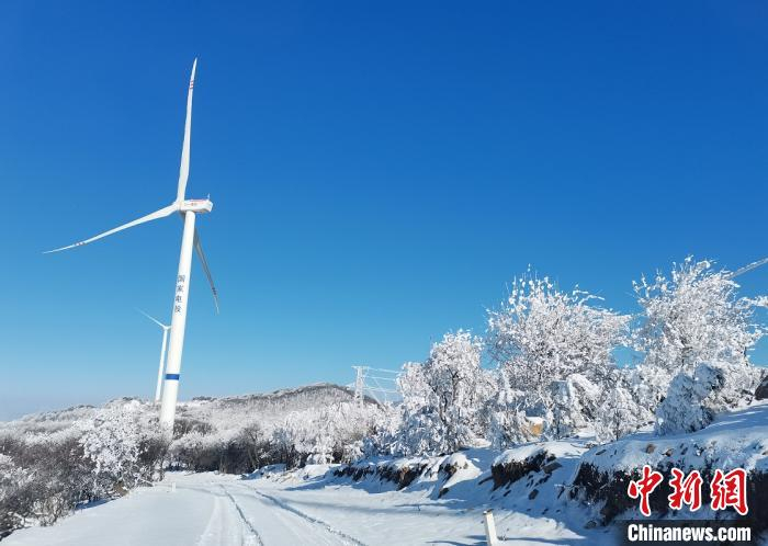     山西交口县凭借风能、光能资源，壮大清洁能源产业，探路能源革命。　任建伟　摄