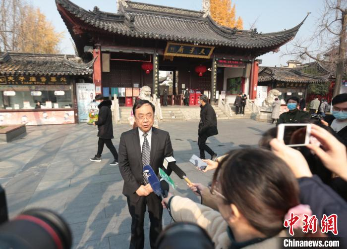 南京市人大常委会法制工作委员会主任、法制委员会副主任委员夏德智介绍《条例》内容。　肖日东 摄