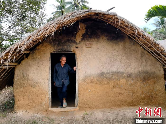 图为黎族船型屋营造技艺省级非物质文化遗产传承人符那庆在自家曾经居住的船型屋里。　尹海明 摄