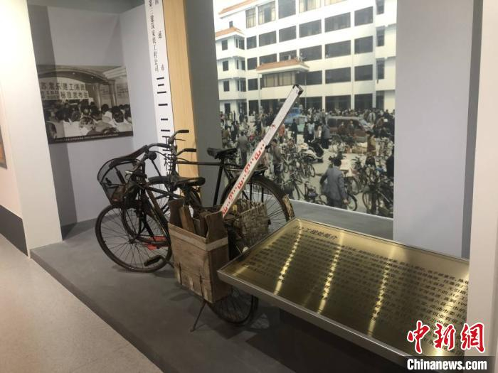 两辆“二八式”自行车、一只木工工具箱、几把刨子、一把标尺、一把锯子，在中南史料馆，至今还存放着中南起步时的“家当”。　于从文 摄