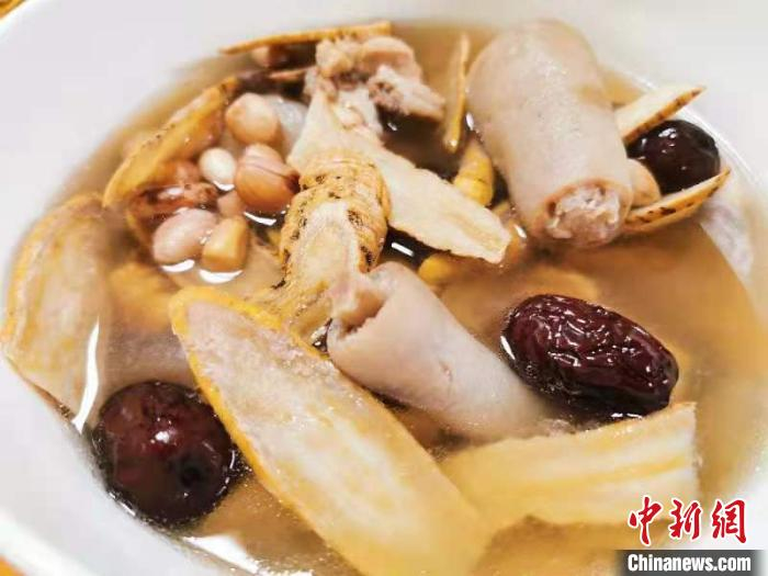 牛大力红枣花生猪尾龙炖汤　李晓春　摄