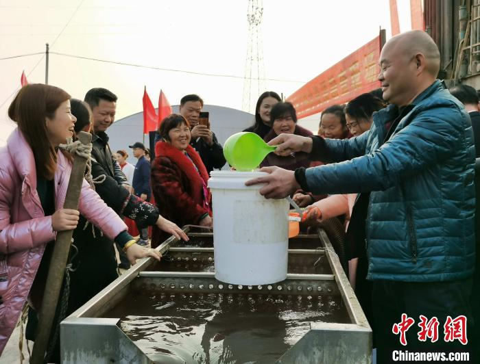     韶山民众在地下热水勘探现场取水。　李斐　摄