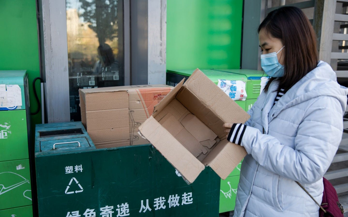 11月20日，北京某绿色快递点，工作人员设置了快递包装回收处，市民可以将废弃快递盒放到此处。快递员打包时，优先使用这里的包装袋。摄影/新京报记者&nbsp;李凯祥
