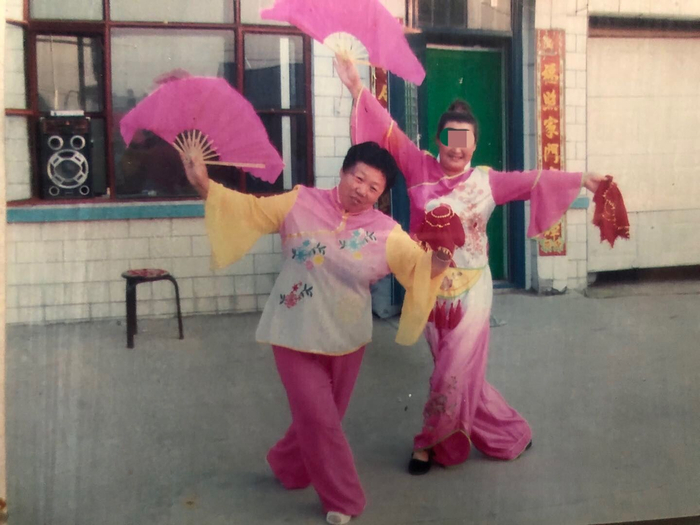 韩芳（左一）喜欢扭秧歌，在村里牵头成立了“夕阳红”秧歌队。新京报记者 杜寒三 摄