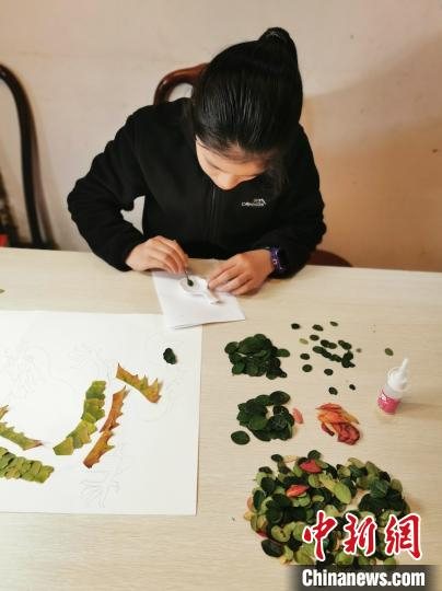 小学生进行树叶贴画创作。金华开发区垃圾分类办提供