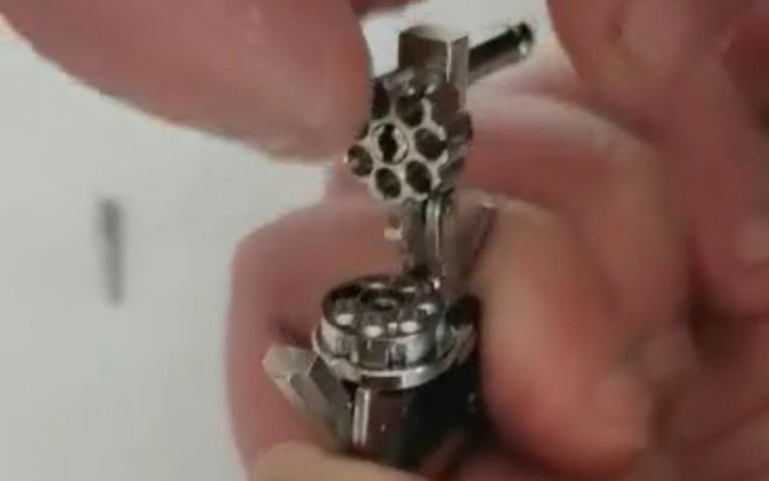 律师称填装弹丸需拆开枪形钥匙扣。受访者供图