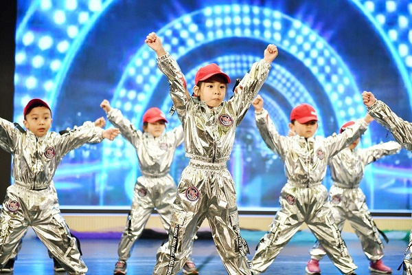 图说：孩子们跳起低碳环保舞